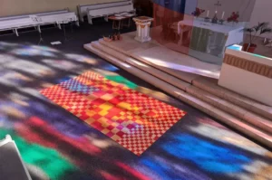 Ausstellung STOFF, verschiedne Installationen arbeiten mit dem Kirchenraum