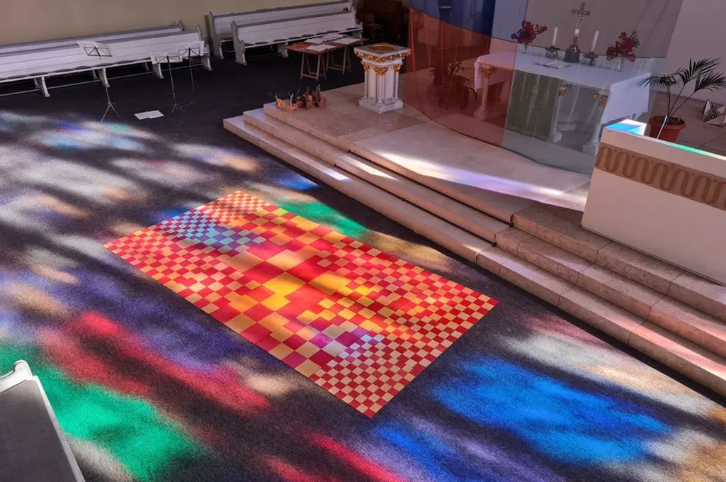 Ausstellung STOFF, verschiedne Installationen arbeiten mit dem Kirchenraum