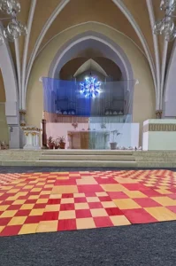 Ausstellung STOFF, Auslegung vor dem Altarbereich