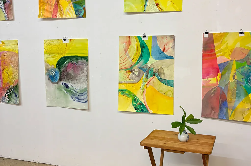 Wände des Mainzer Ateliers bestückt mit farbigen Tuschezeichnungen